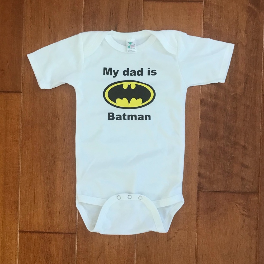 NEW NWOT my dad is batman onesie 12-18m